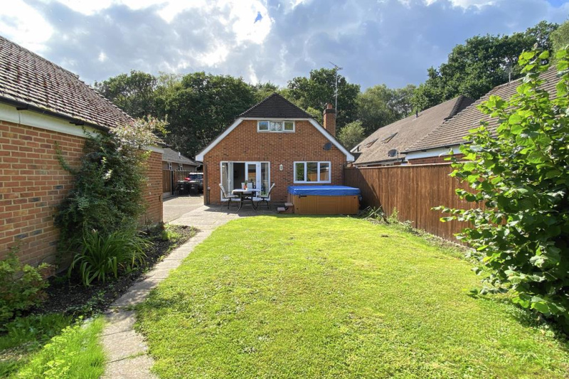 4/5 Bedroom Detached Chalet Style Property Dixon Kelley